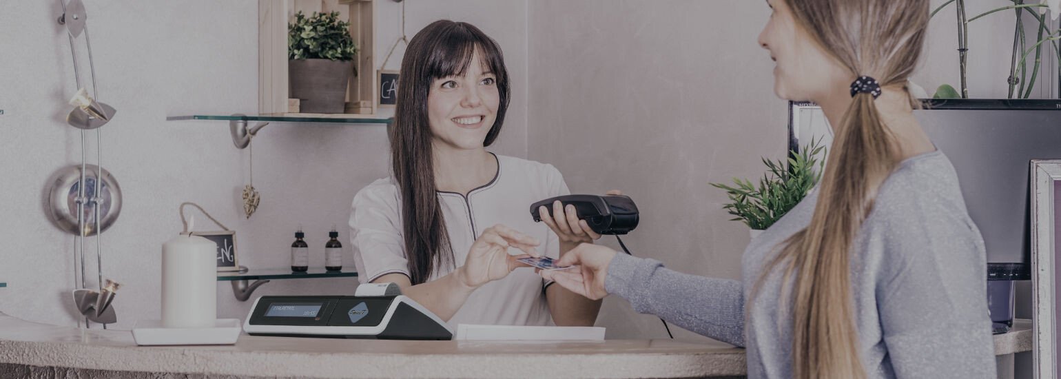 Registratore telematico sul banco di un punto vendita durante un pagamento
