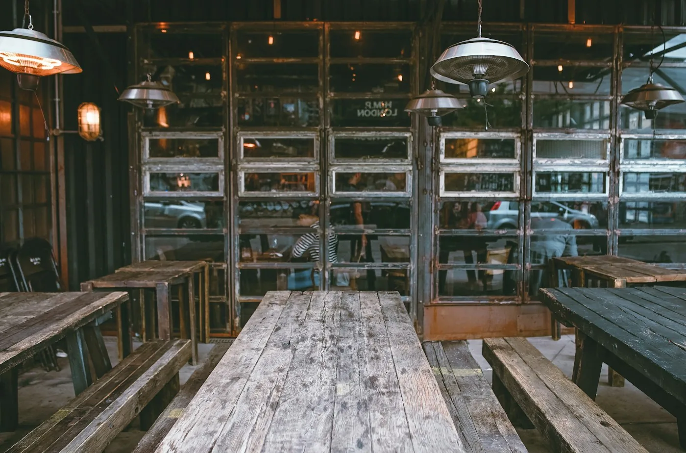 Sala di un ristorante con tavoli e sedute