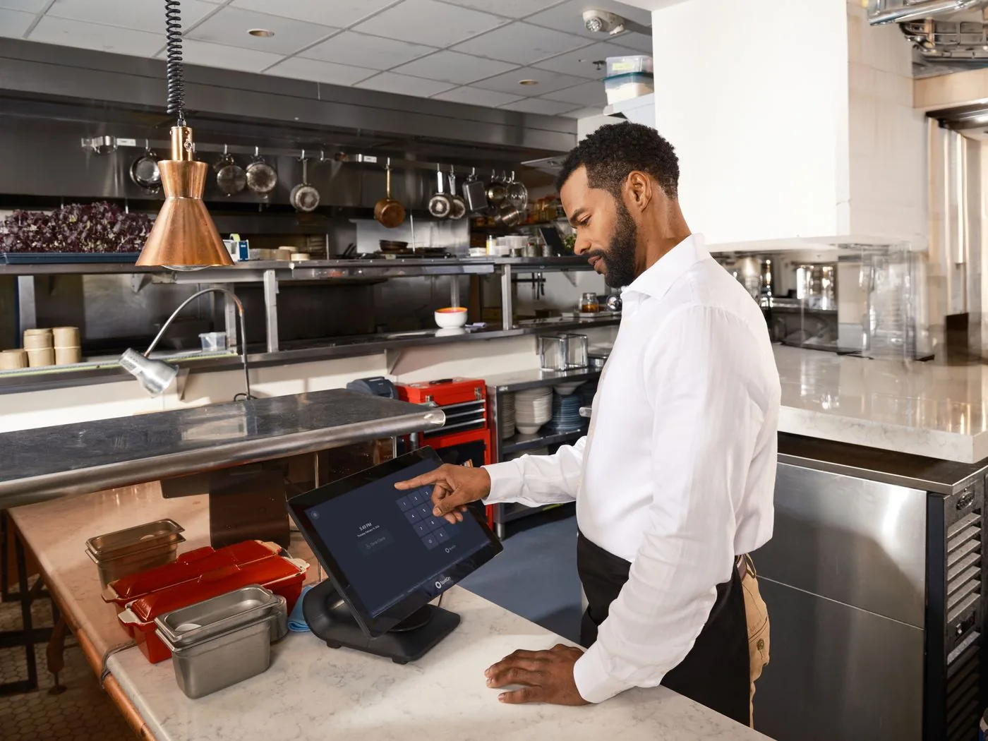 Personale di ristorazione che utilizza una postazione POS