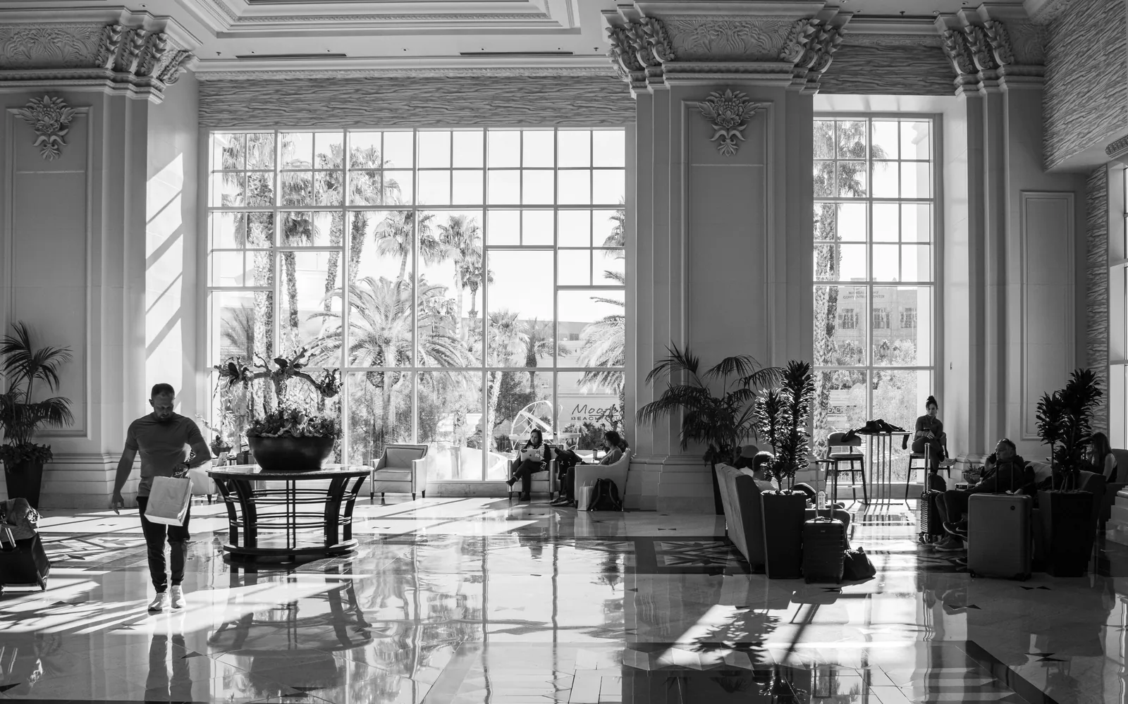 Ospiti nella luminosa hall di un hotel, fotografia in bianco e nero