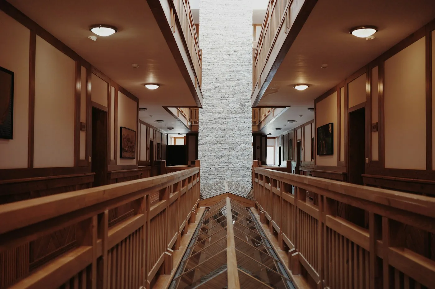 Corridoio con accessi alle camere di un hotel
