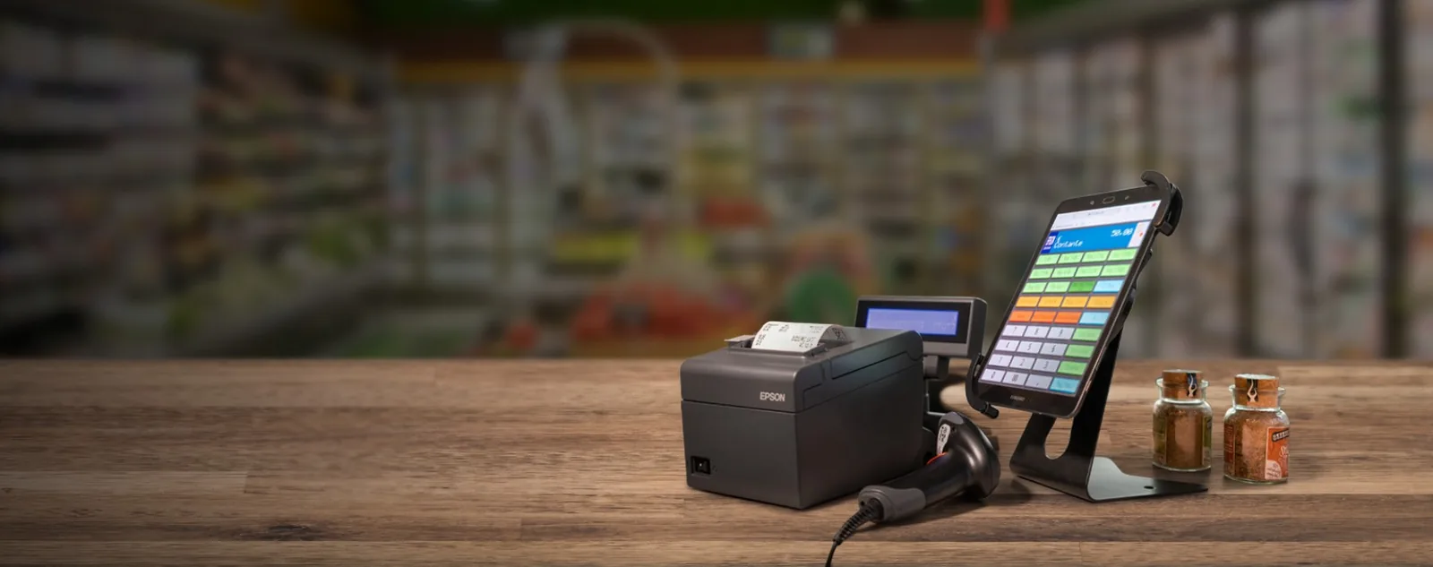 Registratore telematico Epson con scontrino, display e tablet sul banco del punto vendita