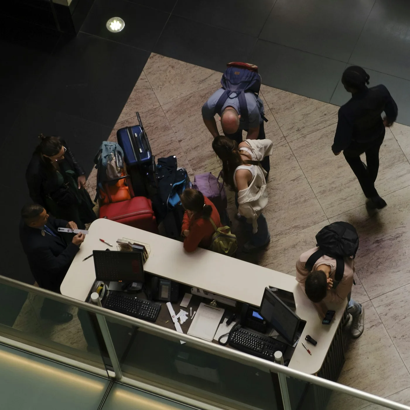 Accoglienza e check-in alla reception di un hotel
