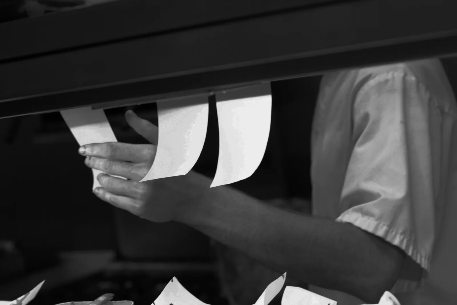 Addetto che organizza le comande in cucina, in bianco e nero