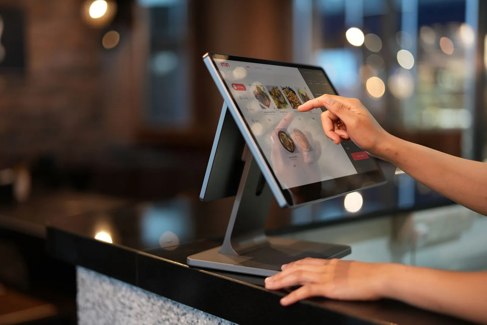 Utilizzo di una postazione touch durante il servizio del locale